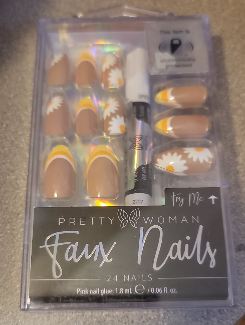 Beige Press-On Nails with White & Yellow Daisy Accents